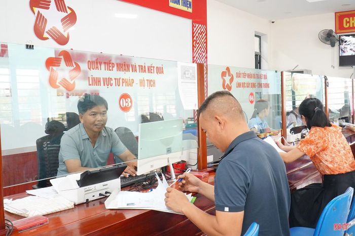 Trung tâm Phục vụ hành chính công xã Đông Kinh tiếp nhận, giải quyết thủ tục hộ tịch cho người dân.