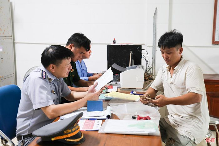Ban Quản lý các cảng cá và khu neo đậu tránh trú bão tàu cá Hà Tĩnh kết hợp tuyên truyền về việc sử dụng nhật ký khai thác thủy sản cho ngư dân khi làm thủ tục ra, vào cảng.