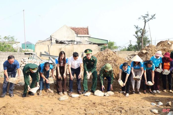 Khởi công xây dựng nhà ở cho bà Nguyễn Thị Hồng ở thôn Hòa Bình.
