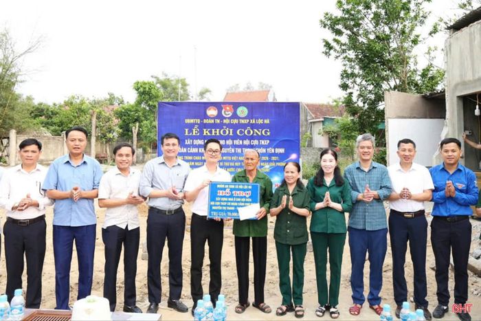 Xã Lộc Hà vận động Agribank Chi nhánh Lộc Hà hỗ trợ cựu thanh niên xung phong Nguyễn Thị Thanh (thôn Yên Định) làm nhà ở.