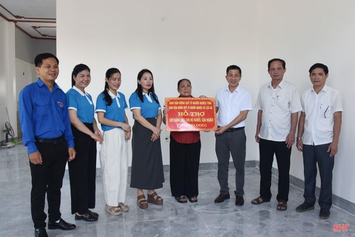 Ủy ban MTTQ xã Lộc Hà trao tiền hỗ trợ làm nhà ở cho bà Trần Thị Nam ở thôn Xuân Hải.