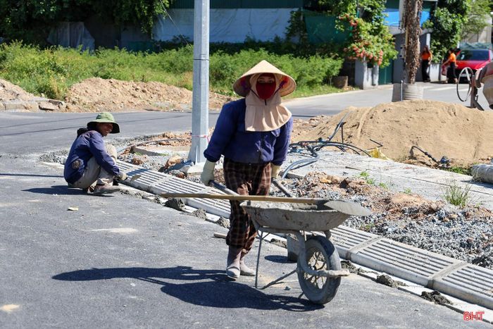 Từ việc đối thoại, tuyên truyền, vận động đến rà soát kỹ hồ sơ, chính sách bồi thường, các đơn vị đã tháo gỡ thành công những vướng mắc cuối cùng của 3 hộ dân còn lại trên tuyến. Mặt bằng sạch được bàn giao đã tạo điều kiện để nhà thầu tăng tốc thi công, hoàn thiện các hạng mục còn dang dở.