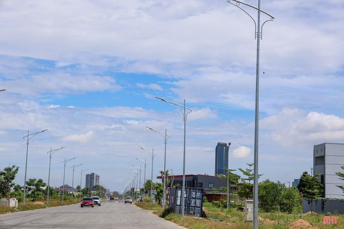 Từ một công trình nhiều năm dang dở vì vướng mắc giải phóng mặt bằng, tuyến đường huyết mạch này đang dần hiện hữu với diện mạo khang trang.