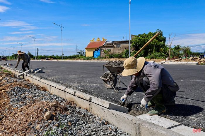 Những ngày này, trên công trường dự án đường Lê Duẩn kéo dài, các nhà thầu đang tập trung hoàn thiện những hạng mục cuối cùng như lát vỉa hè...