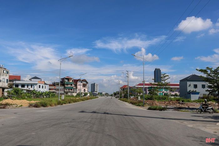  Dự án đường Lê Duẩn kéo dài được phê duyệt đầu tư từ năm 2016 với tổng mức 157 tỷ đồng, khởi công năm 2018. Tuy nhiên, do vướng mắc trong giải phóng mặt bằng nên quá trình thực hiện dự án gặp nhiều khó khăn. Theo ông Nguyễn Chí Công – Trưởng phòng Giá đất và bồi thường, Trung tâm Phát triển quỹ đất tỉnh Hà Tĩnh, sau khi thực hiện mô hình chính quyền địa phương 2 cấp, công tác giải phóng mặt bằng được giao cho Trung tâm Phát triển quỹ đất tỉnh Hà Tĩnh triển khai. Với sự vào cuộc quyết liệt của các ngành chức năng và chính quyền địa phương, những vướng mắc kéo dài đã được tháo gỡ, tạo điều kiện để dự án hoàn thành". 