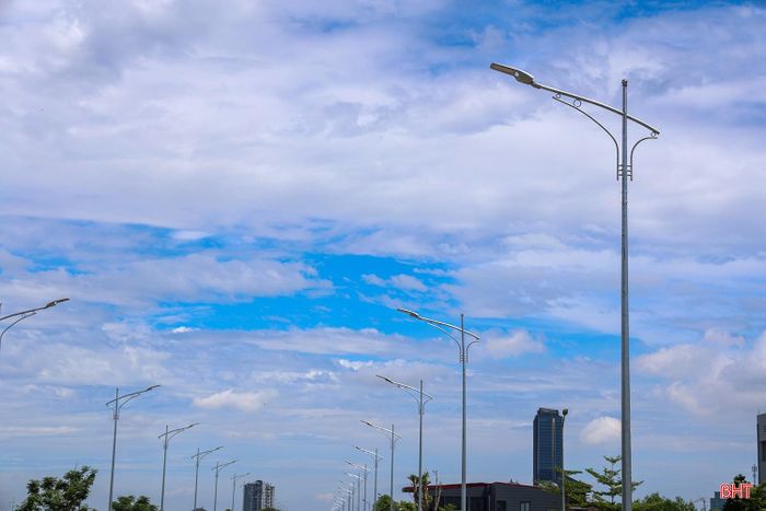 Hệ thống điện chiếu sáng được đầu tư đồng bộ, bài bản. Ông Võ Trần Thịnh - cán bộ kỹ thuật Ban Quản lý dự án giao thông và phát triển đô thị tỉnh Hà Tĩnh chia sẻ: “Chúng tôi đã đốc thúc nhà thầu huy động thiết bị xe máy và nguồn nhân lực để thi công trong suốt thời gian qua, đến nay, phần lớn khối lượng công việc đã hoàn thành. Tuyến đường đã thông tuyến, các hạng mục phụ trợ đang được gấp rút hoàn thiện để đưa công trình vào sử dụng đồng bộ trong thời gian tới”.