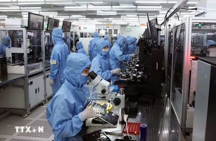 Dây chuyền sản xuất module camera và linh kiện điện tử xuất khẩu tại nhà máy của Công ty trách nhiệm hữu hạn MCNEX VINA (100% vốn Hàn Quốc), khu công nghiệp Phúc Sơn, tỉnh Ninh Bình. (Ảnh: Vũ Sinh/TTXVN)