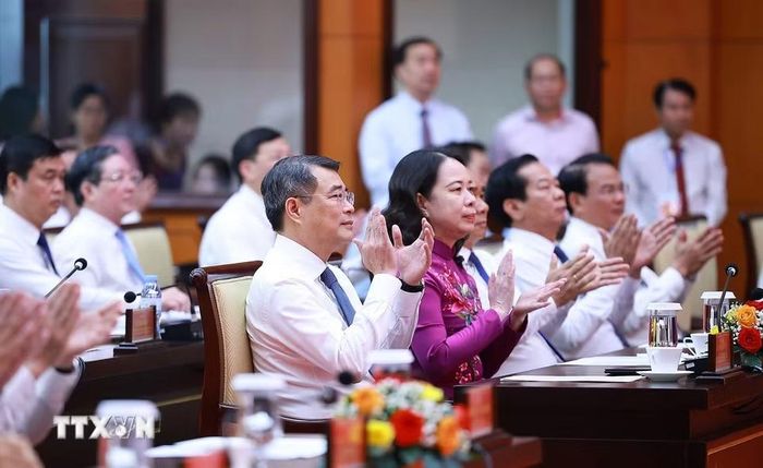 Thủ tướng Lê Minh Hưng và Phó Chủ tịch nước Võ Thị Ánh Xuân cùng các đại biểu dự Lễ phát động phong trào thi đua tăng trưởng bền vững 2 con số giai đoạn 2026-2030. (Ảnh: Dương Giang/TTXVN)