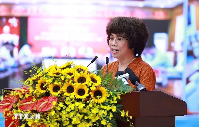 Anh hùng lao động Thái Hương, Nhà sáng lập, Chủ tịch Hội đồng chiến lược Tập đoàn TH, đại diện cho các doanh nghiệp tư nhân phát biểu hưởng ứng. (Ảnh: Dương Giang/TTXVN)