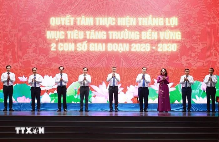 Thủ tướng Lê Minh Hưng và các đại biểu phát động phong trào thi đua “Quyết tâm thực hiện thắng lợi mục tiêu tăng trưởng bền vững 2 con số giai đoạn 2026-2030.” (Ảnh: Dương Giang/TTXVN)