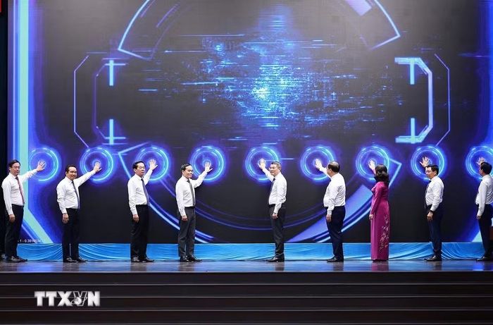 Thủ tướng Lê Minh Hưng và các đại biểu phát động phong trào thi đua “Quyết tâm thực hiện thắng lợi mục tiêu tăng trưởng bền vững 2 con số giai đoạn 2026-2030.” (Ảnh: Dương Giang /TTXVN)
