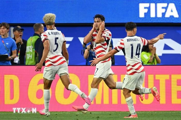 Niềm vui của cầu thủ Mỹ sau bàn ấn định của Reyna. (Ảnh: AFP/TTXVN)