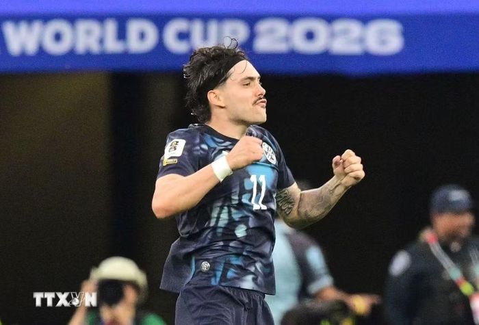 Mauricio rút ngắn tỷ số cho Paraguay. (Ảnh: AFP/TTXVN)