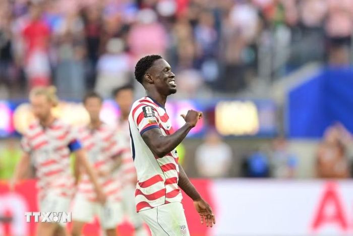 Folarin Balogun hoàn tất cú đúp, gia tăng cách biệt. (Ảnh: AFP/TTXVN)