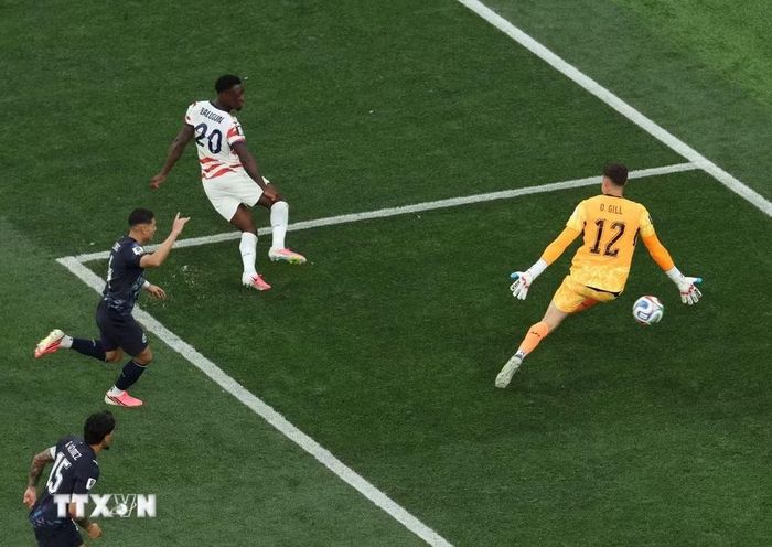Folarin Balogun nhân đôi cách biệt. (Ảnh: AFP/TTXVN)