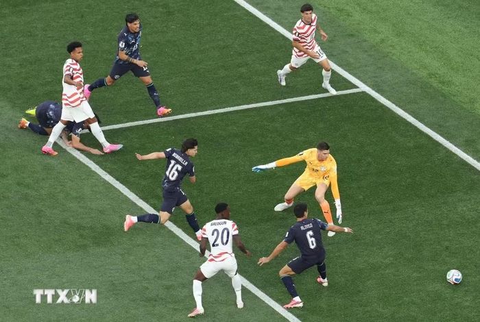 Bobadilla phản lưới nhà giúp Mỹ có bàn mở tỷ số. (Ảnh: AFP/TTXVN)