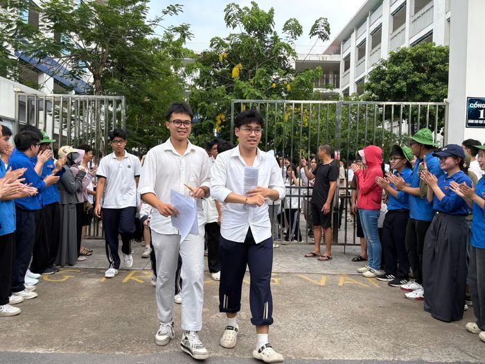 Thí sinh rời điểm thi Tốt nghiệp Trung học phổ thông sau môn thi cuối. (Ảnh: Phạm Mai/Vietnam+)