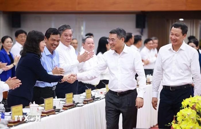 Thủ tướng Lê Minh Hưng với lãnh đạo thành phố Đồng Nai. (Ảnh: Dương Giang/TTXVN)