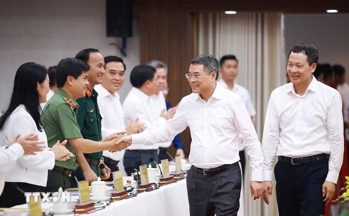Thủ tướng Lê Minh Hưng với lãnh đạo thành phố Đồng Nai. (Ảnh: Dương Giang/TTXVN)