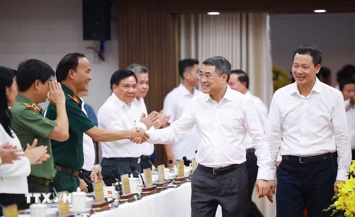 Thủ tướng Lê Minh Hưng với lãnh đạo thành phố Đồng Nai. (Ảnh: Dương Giang/TTXVN)