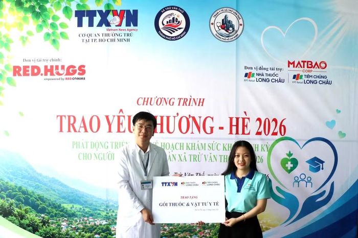 Đại diện thương hiệu Nhà thuốc Long Châu tặng thuốc và thiết bị y tế cho Trạm y tế xã Trừ Văn Thố.