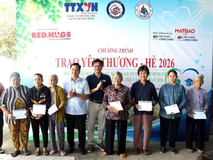 Đại diện UBND xã Trừ Văn Thố và Cơ quan thường trú TTXVN tại TP. Hồ Chí Minh trao quà cho các hộ gia đình khó khăn.