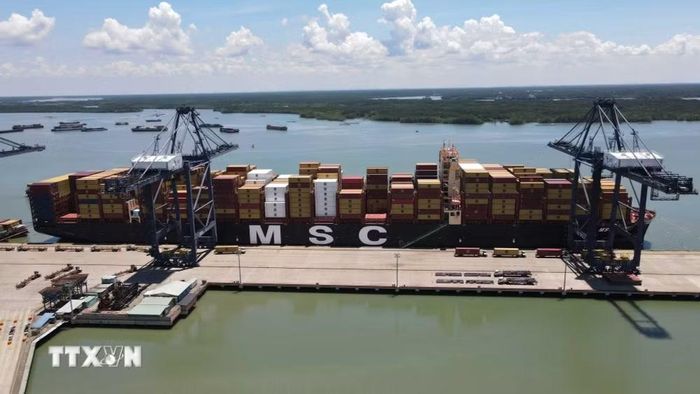 Cẩu chạy điện thay thế cẩu chạy nhiên liệu hóa thạch tại cảng SSIT đang đón tàu container cỡ lớn cập cảng. (Ảnh: Đoàn Mạnh Dương/TTXVN)