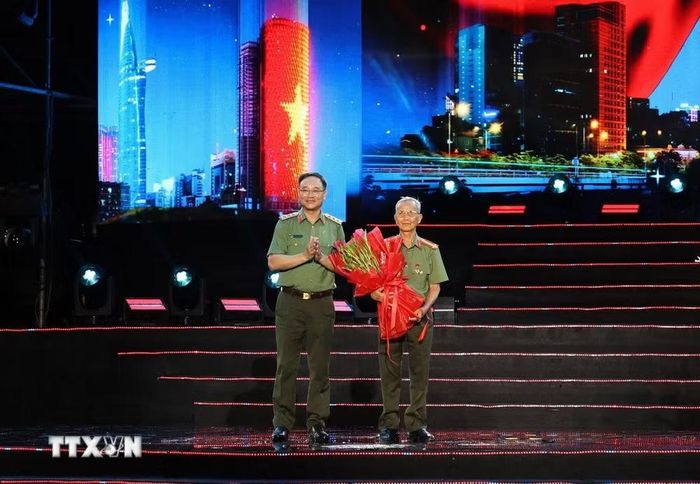 Thượng tướng Phạm Thế Tùng, Ủy viên Trung ương Đảng, Thứ trưởng Bộ Công an trao hoa tri ân Anh hùng Lực lượng vũ trang nhân dân Võ Văn Em - chiến sỹ điệp báo từng tham gia nhiều nhiệm vụ đặc biệt trong thời kỳ kháng chiến. (Ảnh: Hồng Đạt/TTXVN)