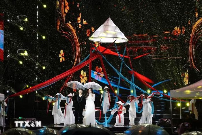 Các nghệ sỹ biểu diễn trong Gala “Tổ quốc bình yên”. (Ảnh: Hồng Đạt/TTXVN)