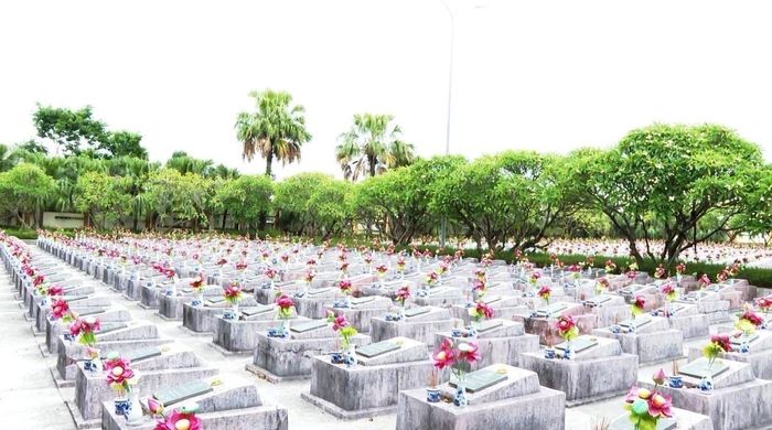 Nghĩa trang Liệt sĩ Ba Dốc (Quảng Trị) hiện có 3.126 phần mộ liệt sĩ, trong đó có 1.320 phần mộ chưa xác định được đầy đủ thông tin.
