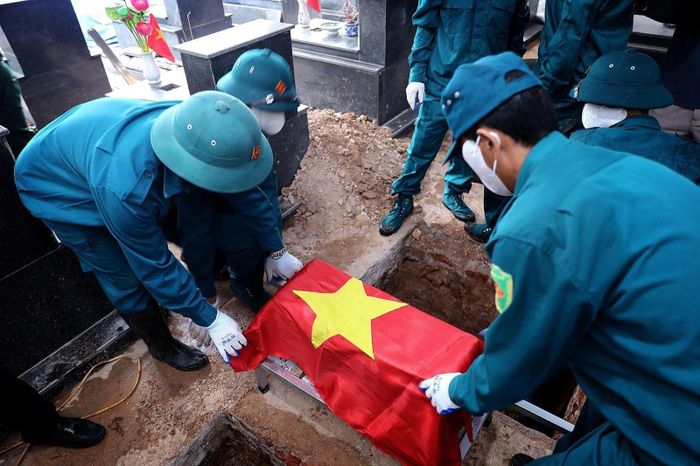 Các đơn vị chức năng triển khai công tác lấy mẫu ADN các hài cốt liệt sĩ tại Nghĩa trang Liệt sĩ Thái Bình (Phú Thọ).