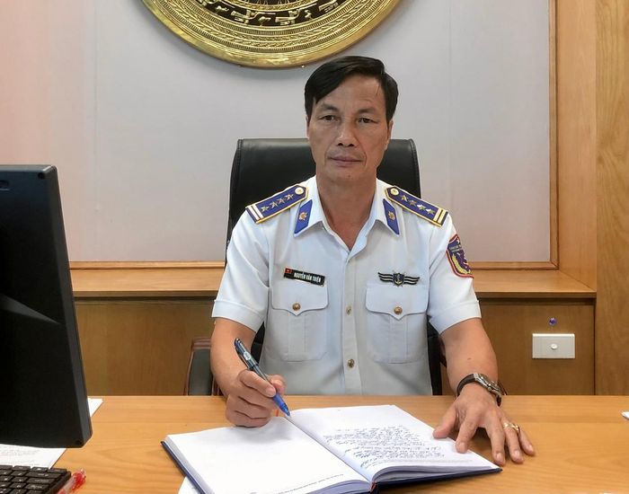 Đại tá Nguyễn Văn Thiện, Cục trưởng Cục Nghiệp vụ và Pháp luật, Cảnh sát biển Việt Nam trả lời phỏng vấn phóng viên báo Tin tức và Dân tộc (TTXVN). Ảnh: Viết Tôn