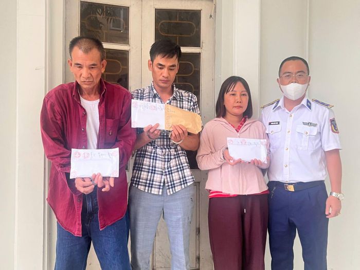 Các đối tượng Hồ Xuân Tùng (áo kẻ ở giữa) Nguyễn Bá Hóa (ngoài cùng bên trái) Trần Thị Hiền (áo hồng) bị bắt giữ trong vụ vận chuyển ma túy từ biên giới Việt-Lào về Nghệ An tiêu thụ.
