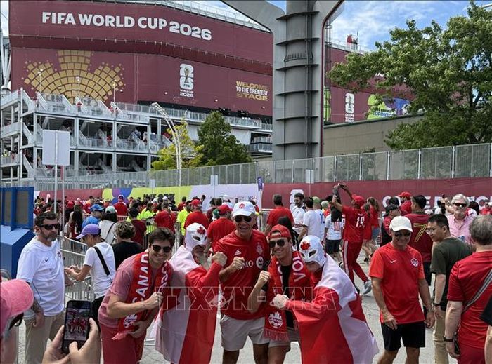 Giàn cổ động viên đông đảo của Canada tại sân vận động BMO Field của Toronto. Ảnh Thanh Hải/PV TTXVN tại Canada