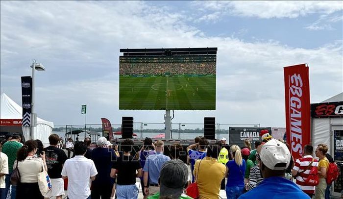 Cổ động viên Canada cổ vũ cho trận đấu giữa Mexico và Nam Phi tại Canada Soccer House. Ảnh: Thanh Hải/PV TTXVN tại Canada