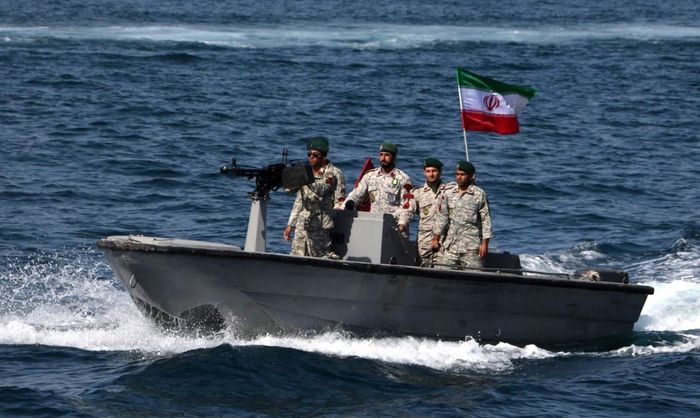 Tàu Iran tuần tra trong cuộc diễn tập quân sự ở Vịnh Oman. Ảnh: The Guardian/TTXVN