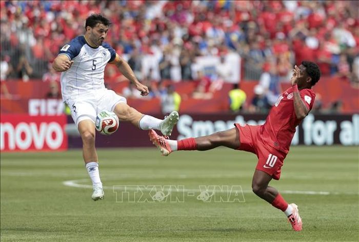 Pha tranh bóng giữa tiền đạo Jonathan David (phải) của Canada và hậu vệ Sead Kolasinac của Bosnia-Herzegovina trong trận đấu. Ảnh: THX/TTXVN