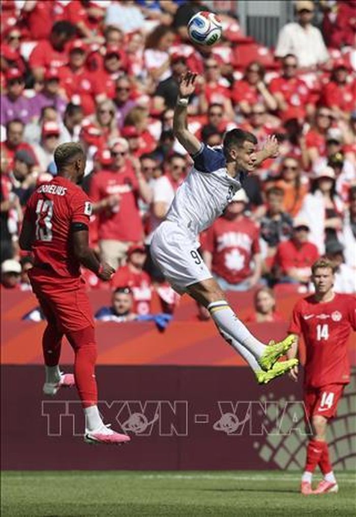 Pha tranh bóng bổng quyết liệt giữa hậu vệ tuyển Canada Derek Cornelius (trái) và tiền đạo Bosnia-Herzegovina Samed Bazdar (giữa) trong trận đấu. Ảnh: THX/TTXVN