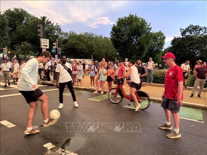 Người hâm mộ tập trung tại khu Fan Zone ở Quảng trường Quốc gia (National Mall), thủ đô Washington D.C trước trận Mỹ - Paraguay tại World Cup 2026. Ảnh: Ngọc Quang/PV TTXVN tại Mỹ