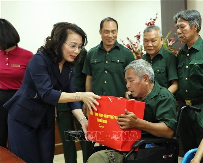 Đồng chí Nguyễn Thị Hương, Phó Bí thư Thường trực Tỉnh ủy, Trưởng Đoàn đại biểu Quốc hội tỉnh Bắc Ninh, trao quà cho các thương binh, bệnh binh đang được chăm sóc tại Trung tâm Điều dưỡng Người có công tỉnh Bắc Ninh. Ảnh minh họa: Danh Lam/TTXVN