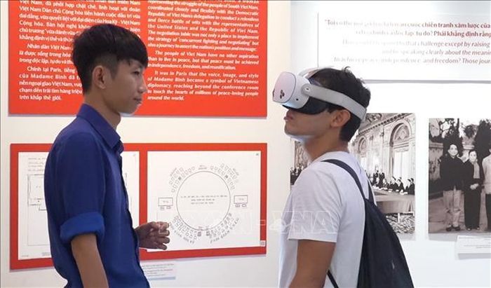 Du khách trải nghiệm công nghệ thực tế ảo (VR) tại Bảo tàng Chứng tính Chiến tranh. Ảnh: Hữu Duyên/TTXVN