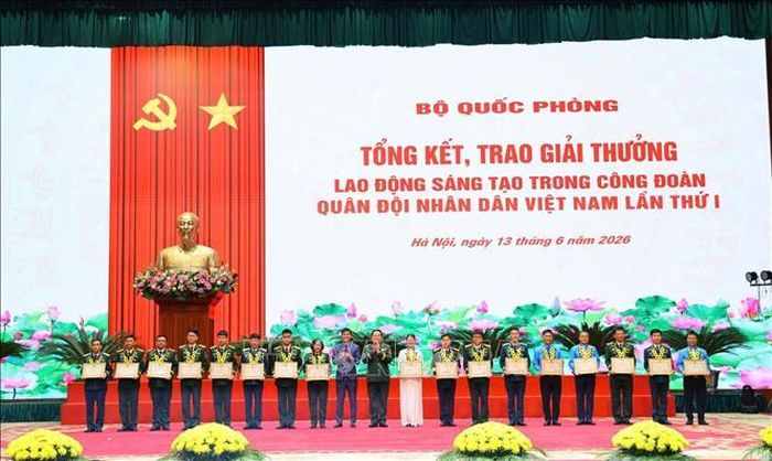 Lãnh đạo Quân ủy Trung ương - Bộ Quốc phòng trao thưởng cho các tập thể, cá nhân có thành tích xuất sắc.