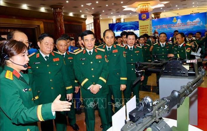 Lãnh đạo Quân ủy Trung ương - Bộ Quốc phòng cùng các đại biểu tham quan khu trưng bày tại chương trình tổng kết, trao Giải thưởng Lao động sáng tạo trong Công đoàn Quân đội lần thứ I.
