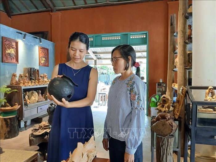 Khách du lịch tham quan, trải nghiệm và mua sắm sản phẩm điêu khắc gỗ tại Làng mộc Kim Bồng.