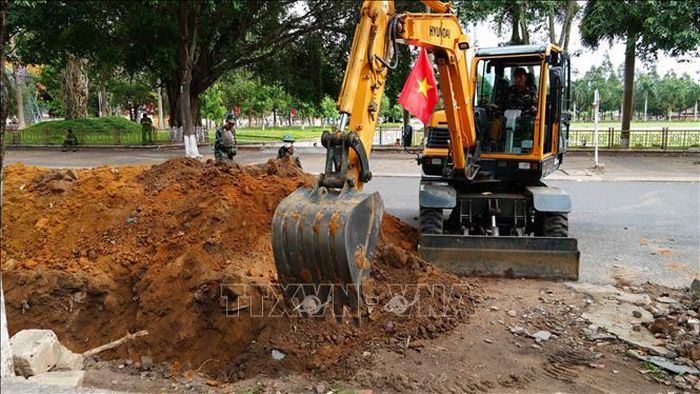 Lực lượng chức năng tiến hành đào rãnh thăm dò dọc đường Trường Chinh (Quảng Ngãi).