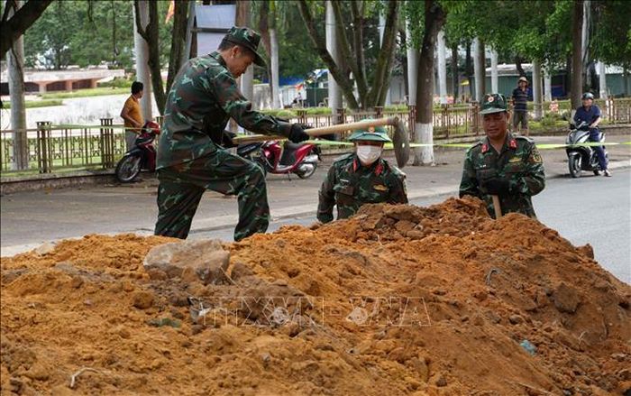 Lực lượng chức năng tiến hành đào rãnh thăm dò dọc đường Trường Chinh (Quảng Ngãi).