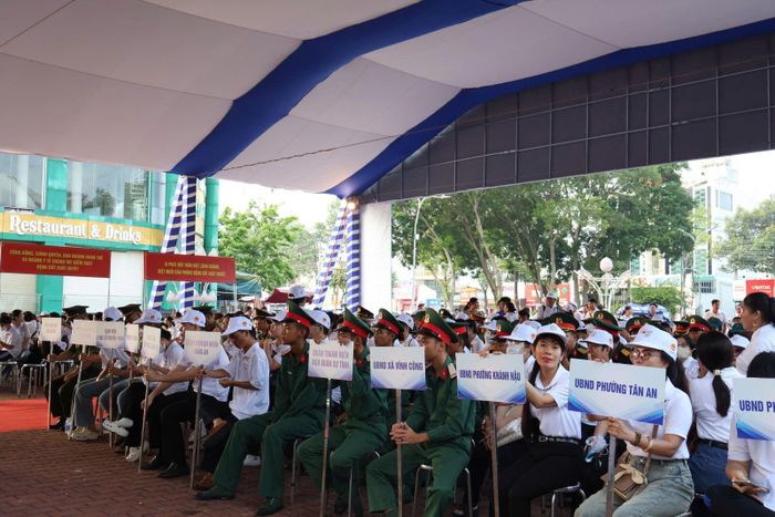 Đông đảo người dân và đại diện các cơ quan, đoàn thể trên địa bàn tỉnh Tây Ninh tham gia Lễ mít tinh hưởng ứng Ngày ASEAN phòng, chống sốt xuất huyết năm 2026. Ảnh: N.T