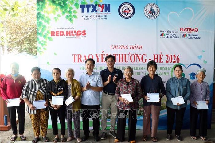 Lãnh đạo Cơ quan thường trú TTXVN tại TP. Hồ Chí Minh và UBND xã Trừ Văn Thố tặng quà cho gia đình có hoàn cảnh khó khăn trên địa bàn. Ảnh: Tiến Lực/TTXVN