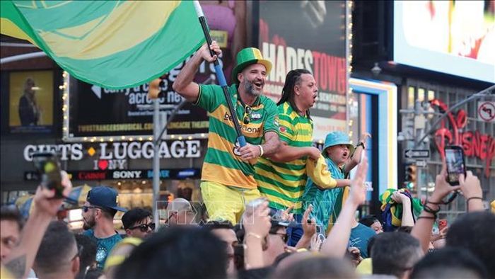 Cổ động viên Brazil "nhuộm" Quảng trường Thời đại bằng màu vàng-xanh truyền thống của các vũ công Samba. Ảnh: Thanh Tuấn/Phóng viên TTXVN tại Mỹ