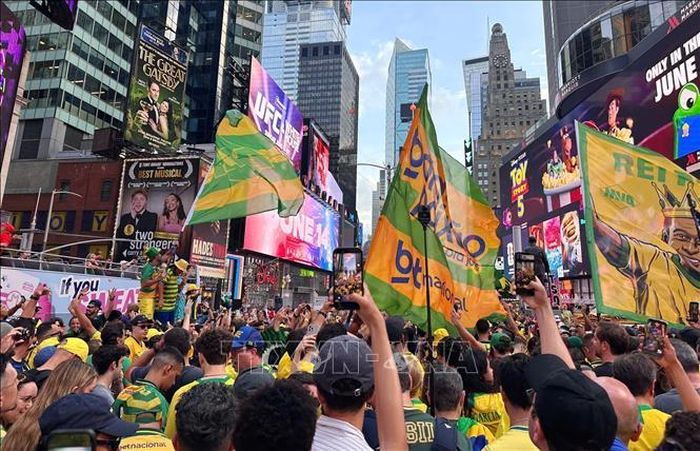 Cổ động viên Brazil "nhuộm" Quảng trường Thời đại bằng màu vàng-xanh truyền thống của các vũ công Samba. Ảnh: Thanh Tuấn/Phóng viên TTXVN tại Mỹ